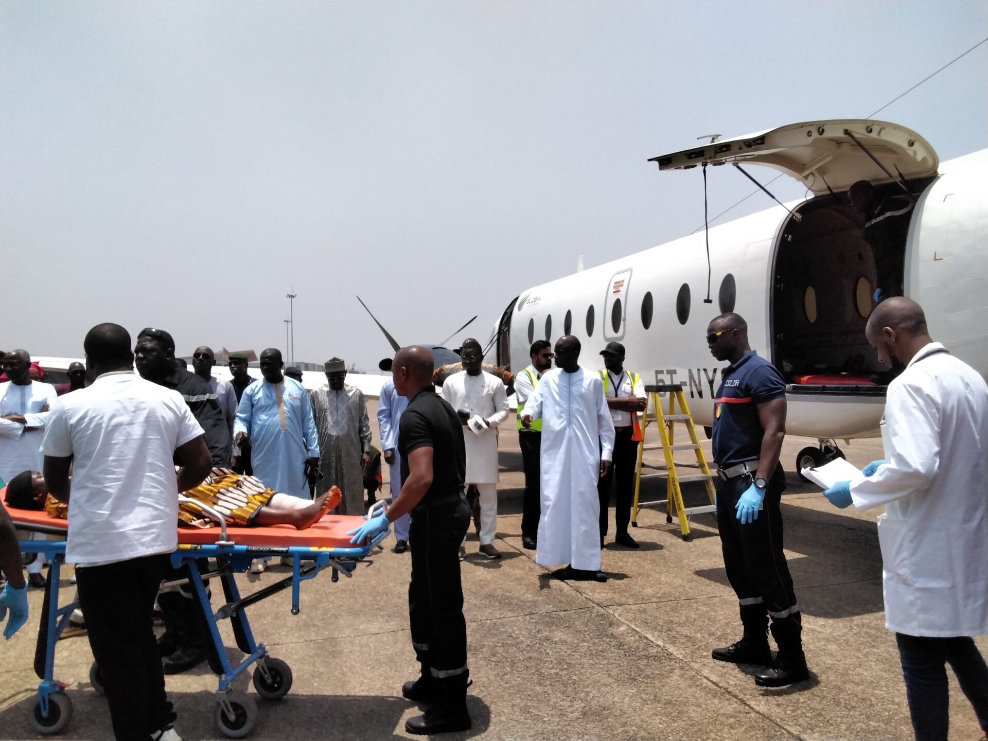 Acheminement à Conakry des blessés graves de l’accident de Macenta : la compagnie aérienne « Global Aviation » de Yacoub Sidya vole au secours du gouvernement