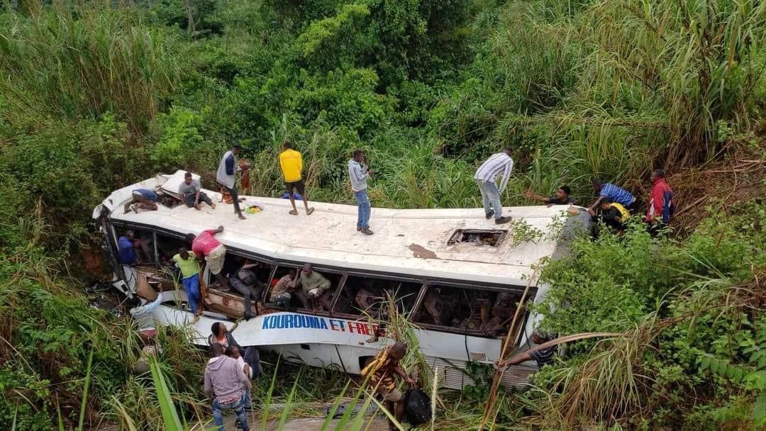 Macenta: un bus finit dans un ravin, plusieurs morts et blessés