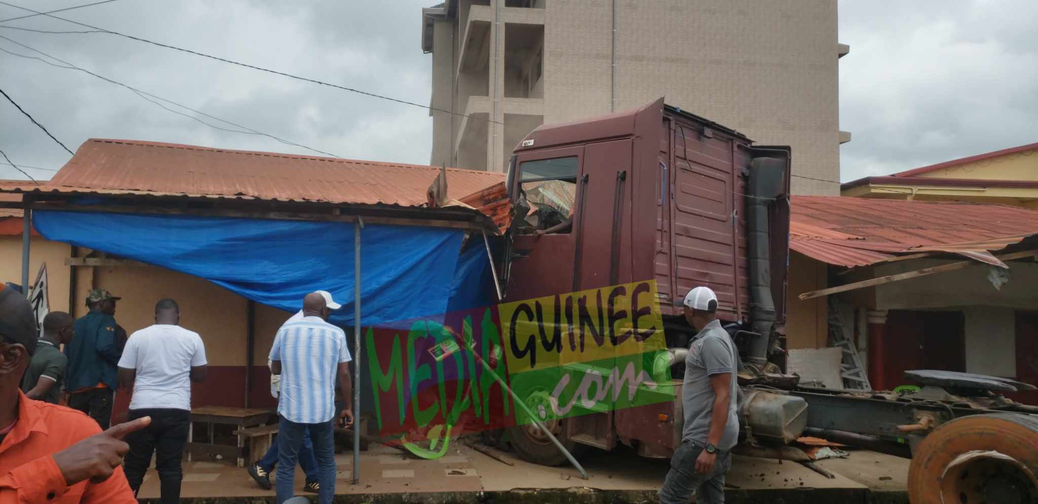 Conakry : un camion dérape et se loge dans des centres de prestations, à Matoto