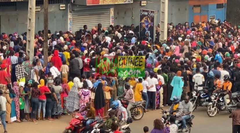 Conakry: distribution gratuite de bazin, ruée dans les boutiques BB, risques de débordements